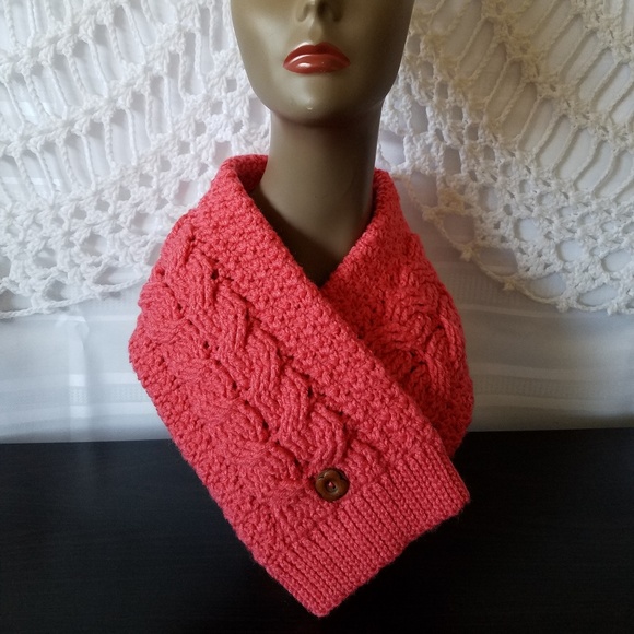 Scarf, Cowl - Picture 1 of 3